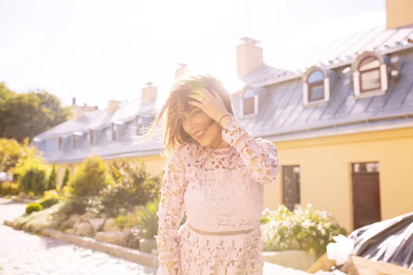 Mutlu esmer model Güneş ışınlarının şehirde, poz