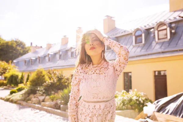 Güzel esmer model Güneş ışınlarının Street poz