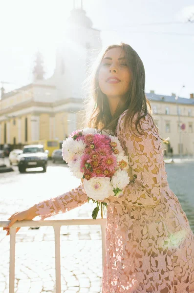 Güzel genç buket çiçek tutan dantel elbise modeli