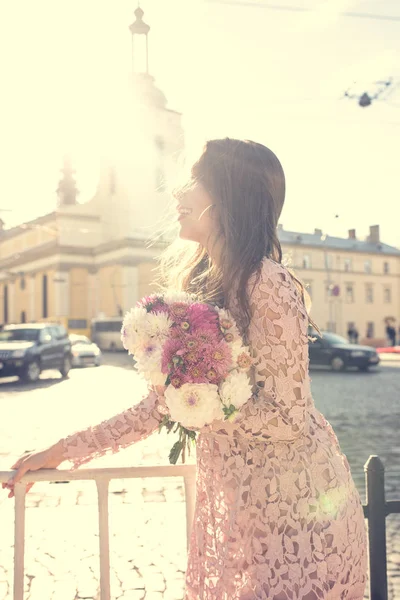 Sihir esmer model trendy elbise Street ile poz 