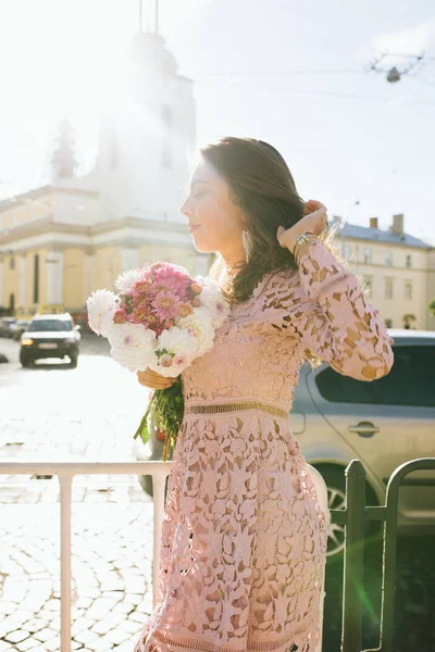 Genç ve güzel buket çiçek tutan dantel elbise modeli