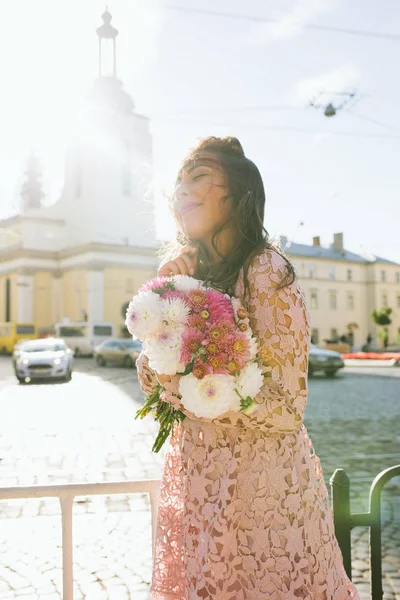 Mutlu genç esmer modeli ile bir buket çiçek ile güneş fl