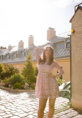 Seksi esmer model Street trendy elbise poz