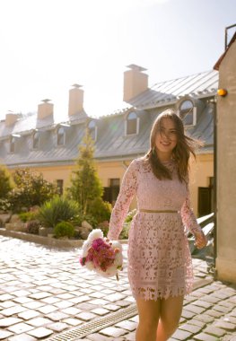 Son moda dr giyen çırpınan saçlı çekici esmer modeli