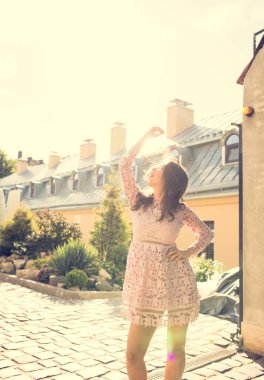 Genç modelinde göz alıcı: güneş ışınlarının poz elbise şeffaf