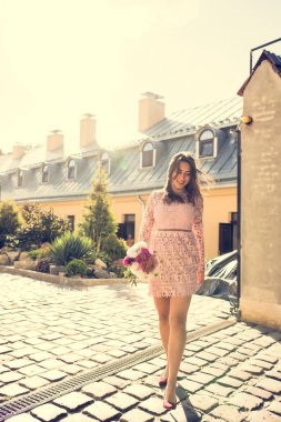 Trendy elbise çırpınan saçlı güzel esmer kadın,