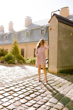 Baştan çıkarıcı esmer kadın güneşli morn sokak boyunca yürüyüş