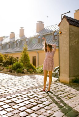 Güzel tabaklanmış model dantel elbise saç çırpınan ile ve 