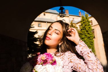 Buket çiçek tutan çekici genç model. Kadın poz 