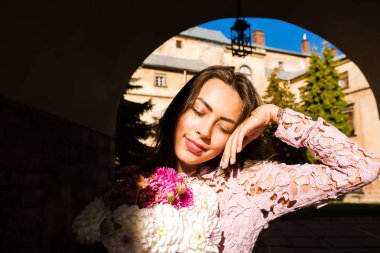 Buket çiçek tutan ihale genç modeli. Kadın poz bir