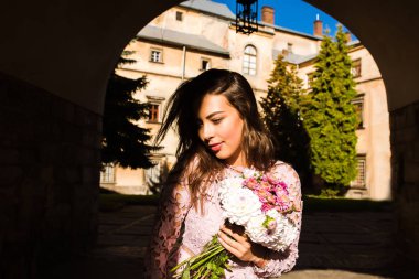 Buket çiçek tutan güzel genç modeli. Kadın t poz