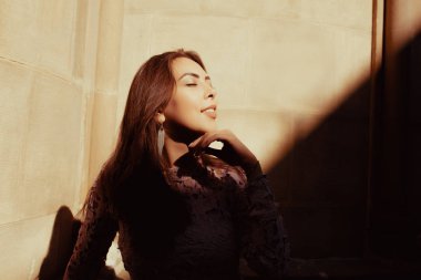 Güzel genç model kapalı gözler avlu w poz ile