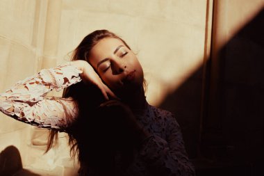 Çekici esmer model Street o gölge ile poz