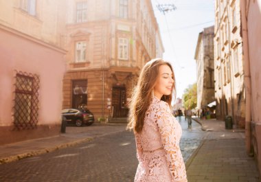 Güzel esmer modeli dantel elbise t kapalı gözler ile poz