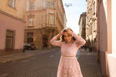 Güzel tabaklanmış model şık giyim Street poz