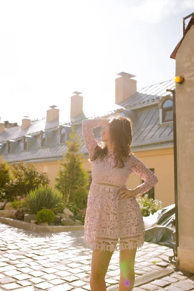 Элегантная молодая модель в прозрачном платье, позирующая в лучах солнца — стоковое фото