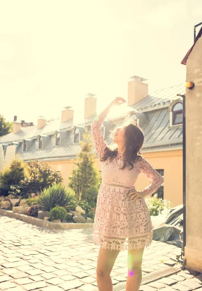 Genç modelinde göz alıcı: güneş ışınlarının poz elbise şeffaf