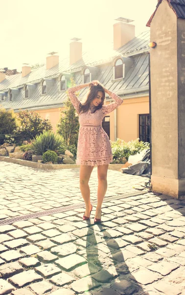 Sihir genç model içinde şeffaf elbise güneş ışınlarının poz