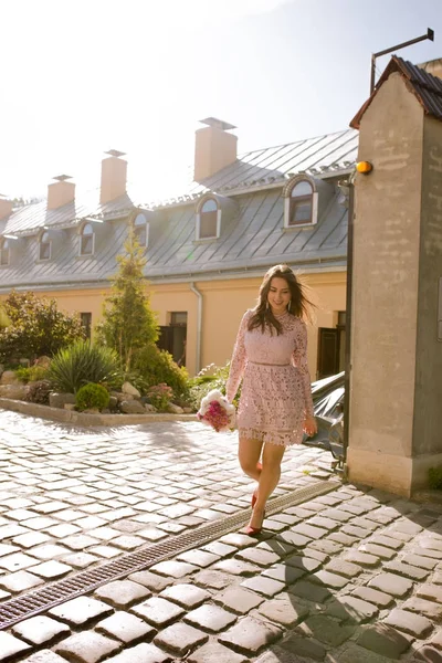 Bir buket çiçek t yürüyüş ile çekici esmer modeli