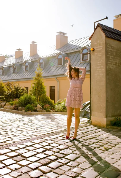 Güzel tabaklanmış model dantel elbise saç çırpınan ile ve 