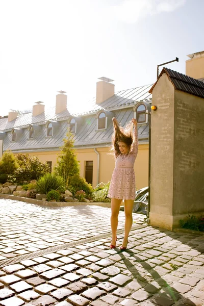 Dantel elbise giyen çırpınan saçlı güzel genç kadın bir