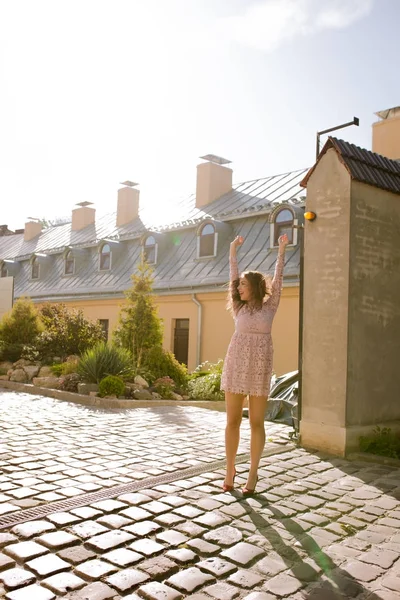 Pembe elbiseli ışınları Street poz mutlu esmer modeli