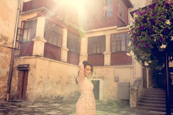 Güzel esmer model Güneş ışınlarının avluda, poz. Vi