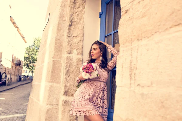 Sexy modelo morena en vestido corto posando cerca de la puerta en la c — Foto de Stock