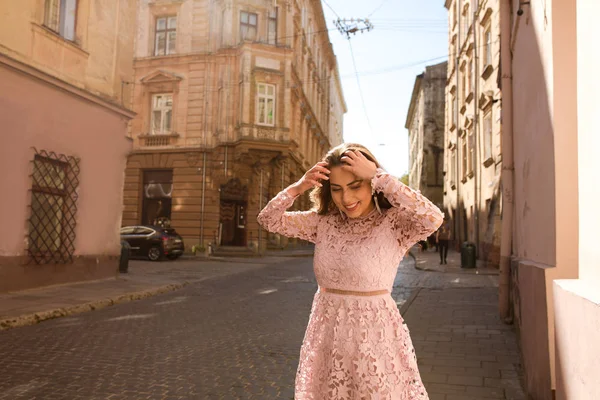 Güzel tabaklanmış model şık giyim Street poz