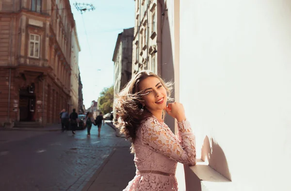 Linda jovem modelo com belo sorriso posando na rua i — Fotografia de Stock