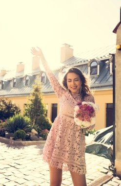 Portre saç ışınları o içinde çırpınan ile güzel mutlu modelinin