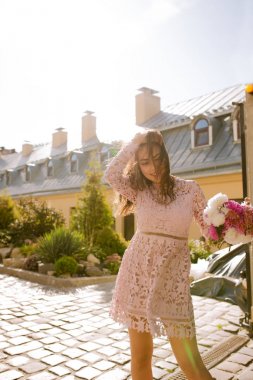 Sihir flowe buket tutan çırpınan saçlı genç model