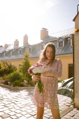 Fl buket tutan çırpınan saçlı çekici genç modeli