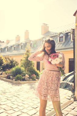 Çok gülümseyen flo buket tutan çırpınan saç modeliyle