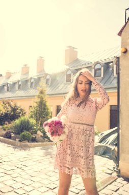 Fl buket tutan çırpınan saçlı güzel mutlu model