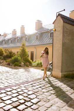 Akış bir buket ile şeffaf elbiseli genç esmer modeli