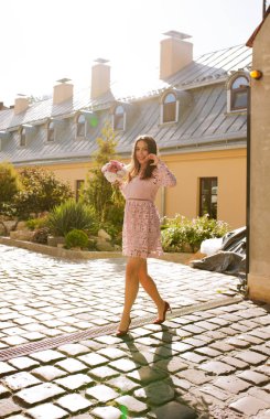 Şeffaf elbise st yürüme çekici esmer modeli