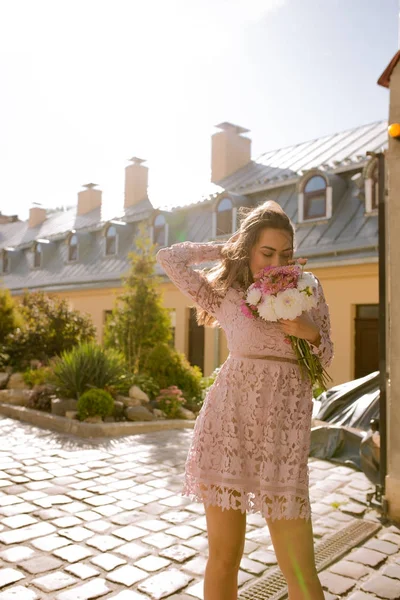 Sihir flowe buket tutan çırpınan saçlı genç model