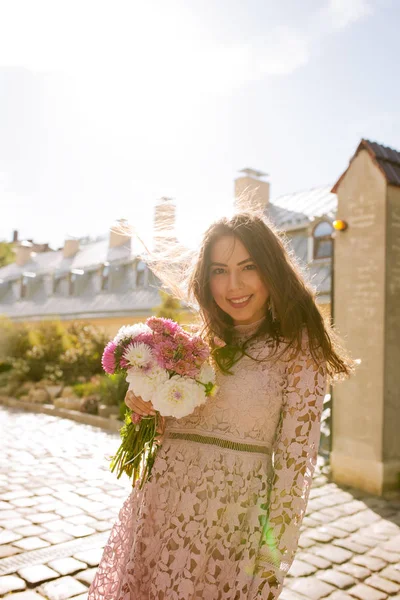 Model holging güzel gülen bir portre çiçekler, r poz