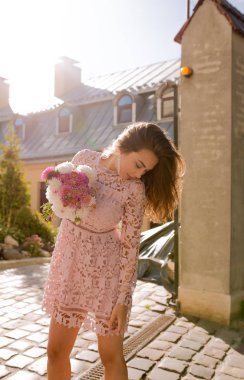 S Street poz Rüzgar saçlı güzel genç modeli