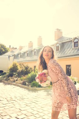 Sihir genç model ışık ışınları çiçeklerle poz. Vintage