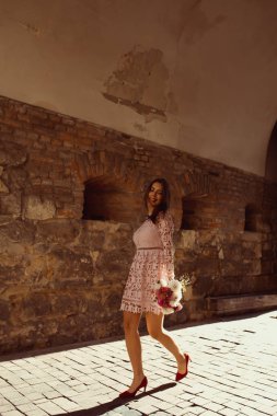 Çekici genç modeli şık elbiseli street yürüyüş