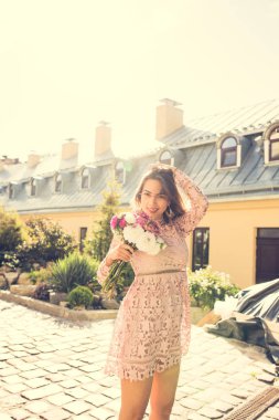 Moda esmer model Güneş ışınlarının çiçeklerle poz. V