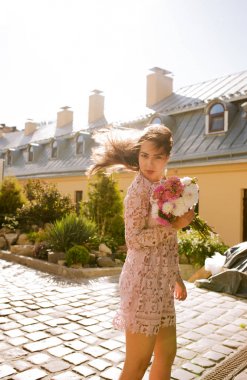 Güzel genç model Pembe dantel elbise, cadde olarak poz