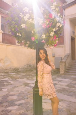 Trendy elbise, Çiçeklik poz şaşırtıcı genç modeli