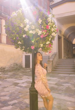 Trendy elbise, Çiçeklik poz sihir genç model 