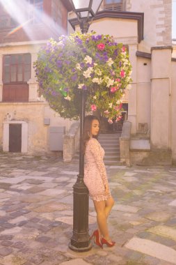 Trendy elbise, Çiçeklik poz şık bir genç model