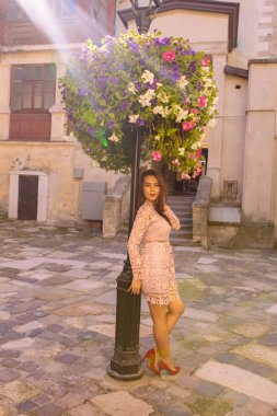 Trendy elbise, Çiçeklik poz güzel genç modeli