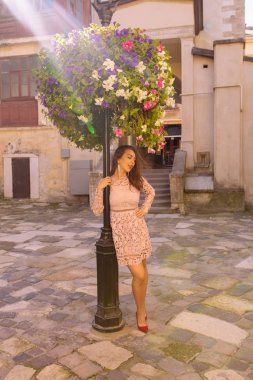 Trendy elbise, çiçek b poz güzel genç kadın