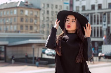 Güzel genç kadın ile parlak makyaj wea closeup portresi